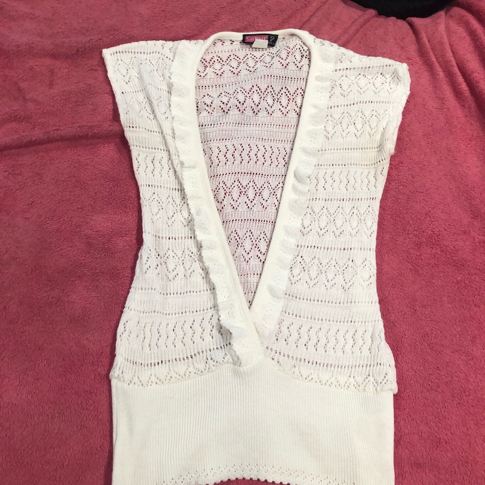 White cardigan/vest